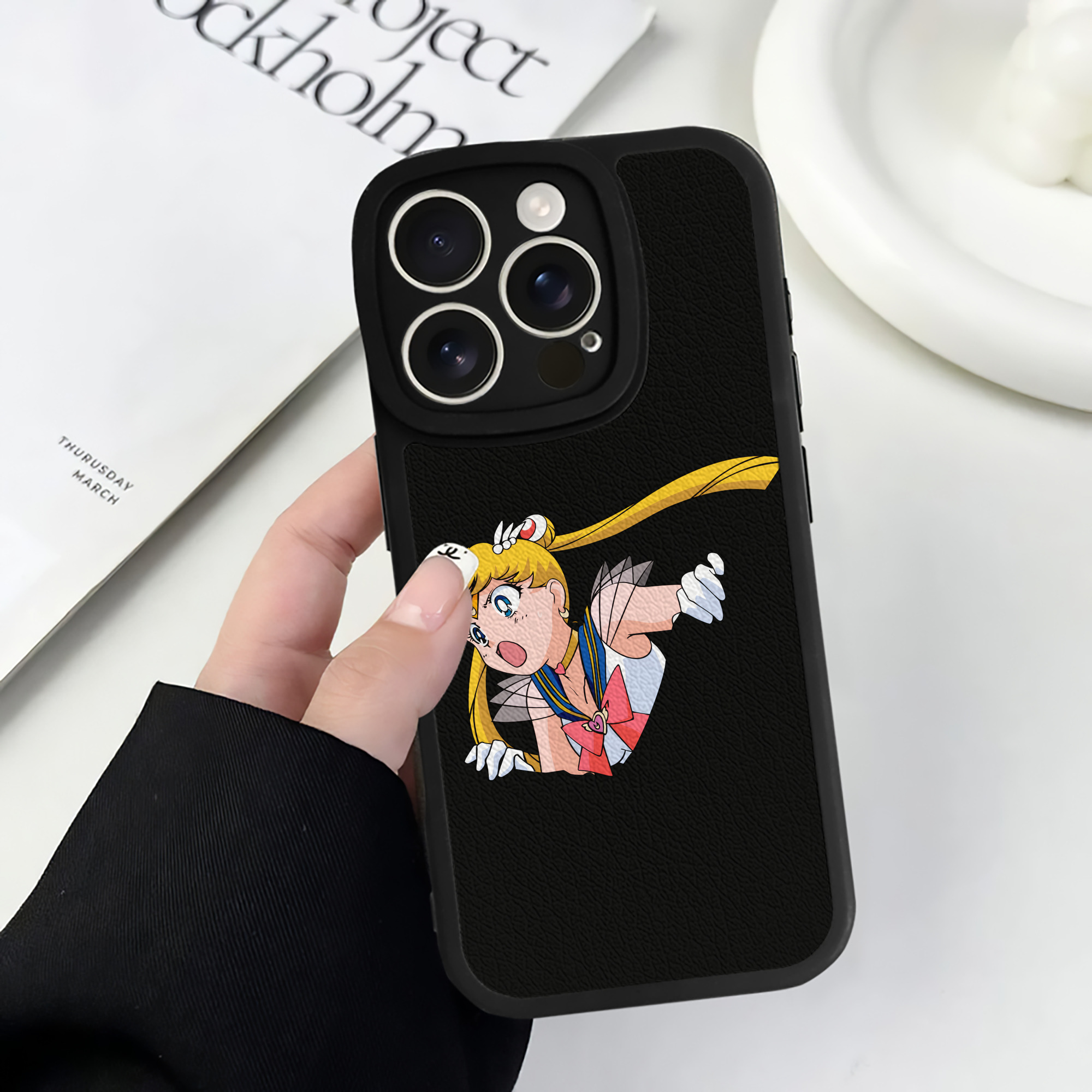 （画像用） 美少女戦士セーラームーン 月野 うさぎ つきの うさぎ Sailor Moon Tsukino Usagi 【iPhone 16シリーズ対応】シリコンスマホケース（レザー調） 材質：シリコン